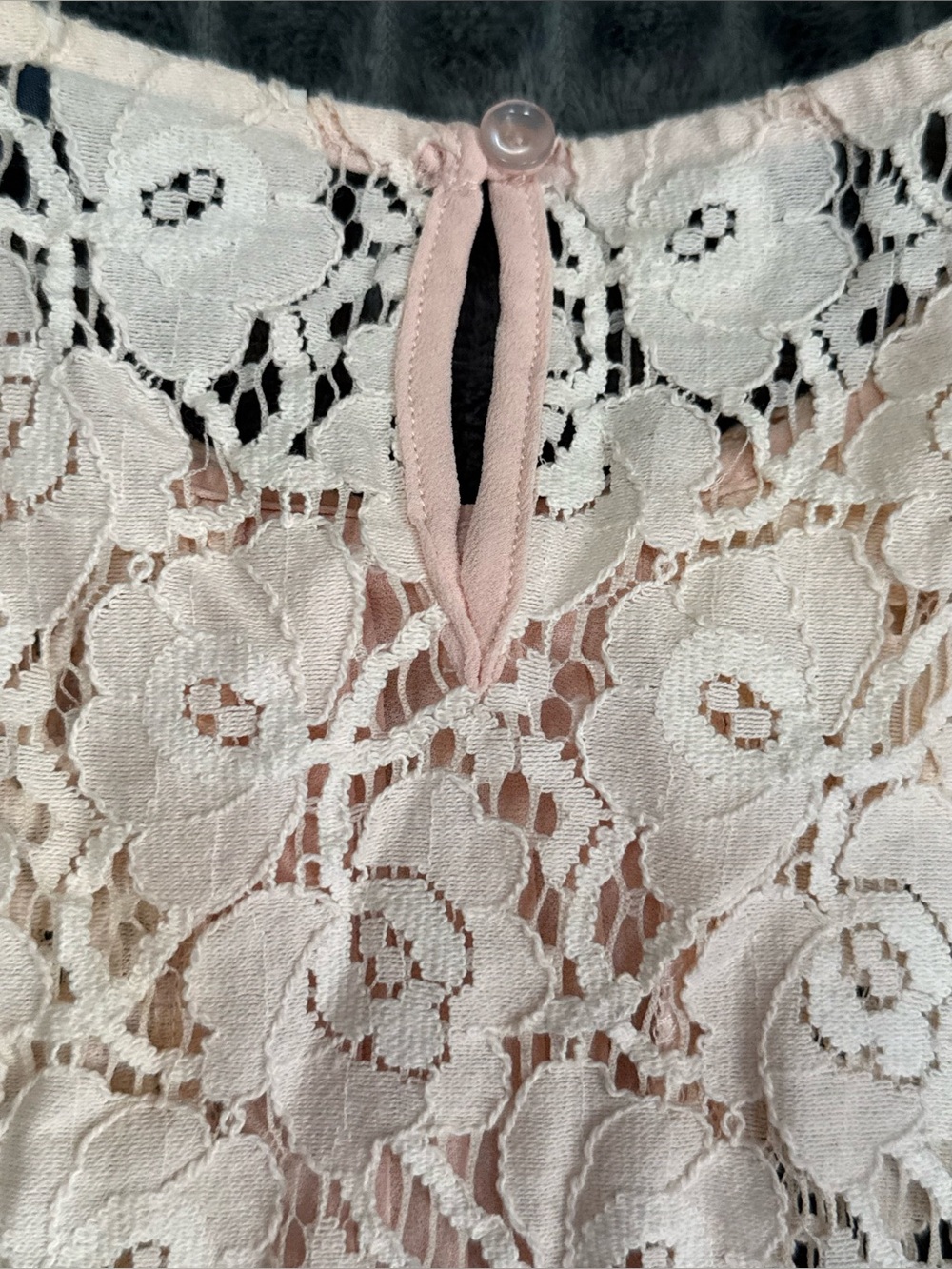 Medium Hot & Delicious Pearl-Trim Blush Pink Lace Sleeveless Top (B8) - Picture 6 of 6